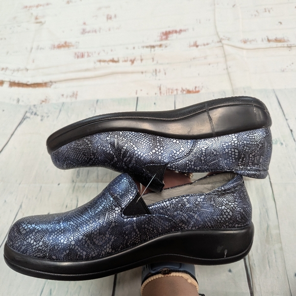 Alegria Slip Resistant Comfort Clogs - Picture 5 of 8